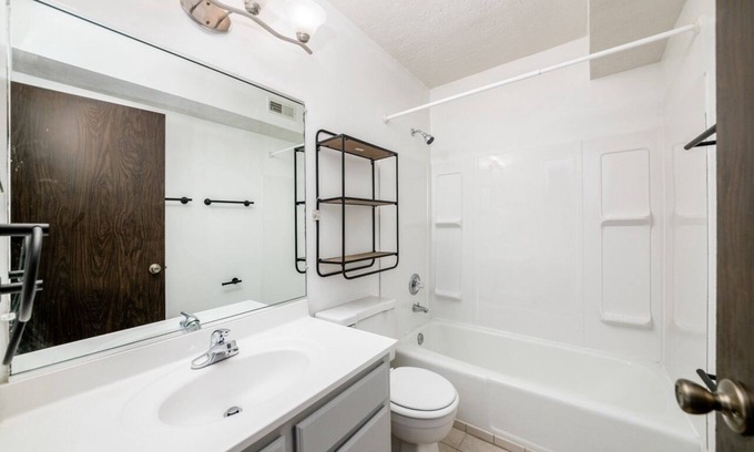 Northwest Columbus Apartamento | Hancock - Resort Style Apartment with Queens Bed & Bath Tub