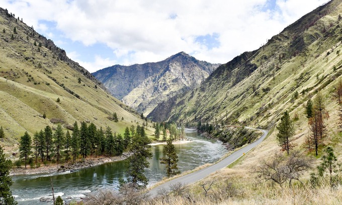 Riggins Cabina | Cabaña de madera hecha a mano en el río Salmon con playa privada de arena