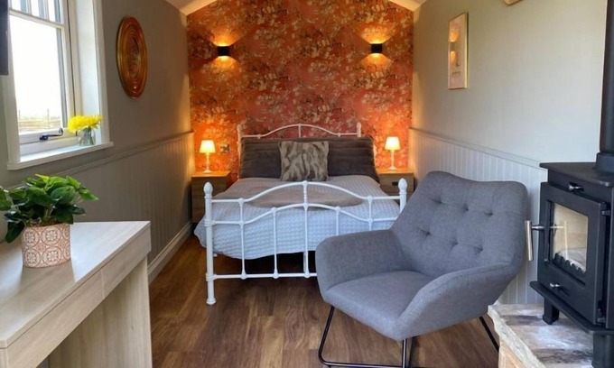 Pocklington Casa | Hand crafted, this shepherds hut is a wonderful place to get away from it all. Set in the foothills