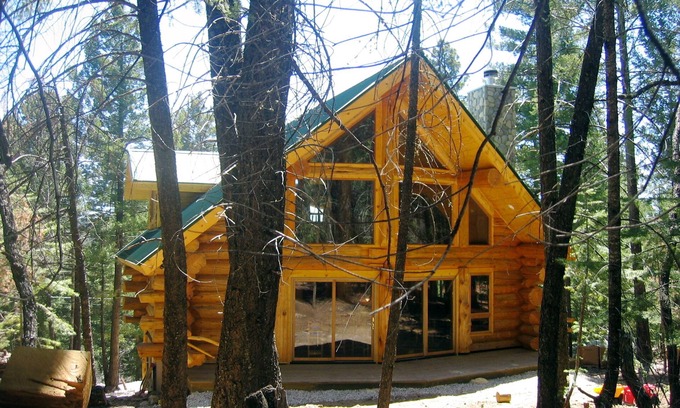 Cloudcroft Cabina | Handcrafted Log Home con respaldo de una bañera de hidromasaje en el Bosque Nacional
