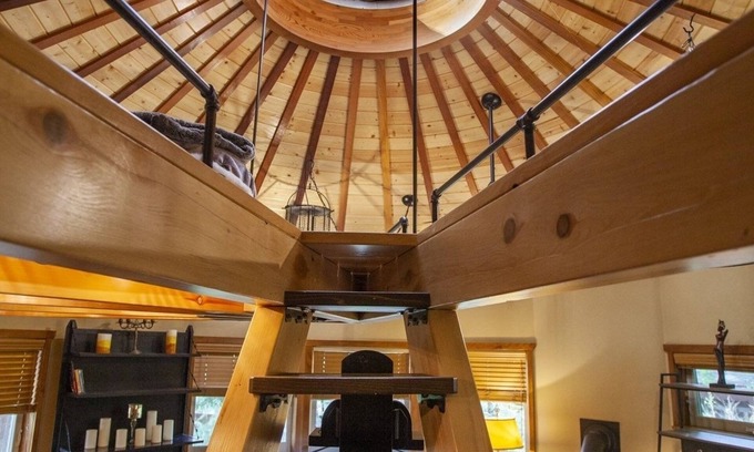 Rough and Ready Apartamento | Handcrafted Roundhouse studio & loft. Large sky window + private outdoor shower