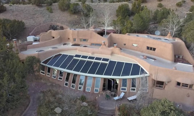 La Tierra Casa | Handcrafted sanctuary on 10 acres only 15 minutes from Santa Fe plaza.