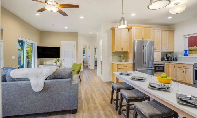 North Star Casa | Handicap-Friendly 4 BR Downtown