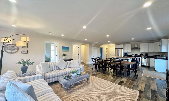 Newport East Casa | Hangar Haven - Large 6 Bedroom House