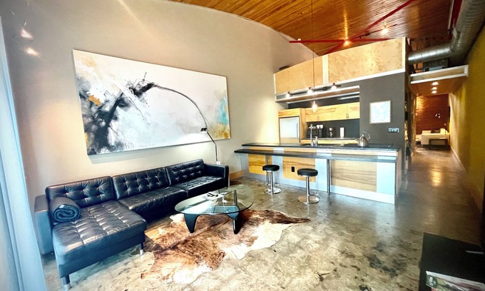 Rosewood Apartamento | Hangar Lofts +003 ~ Couples Getaway!