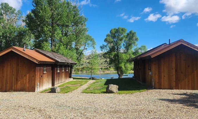 Virginia City Cabina | Hangman’s Guest Ranch - Kingfisher Cabin. Entire cabin by historic Virginia City