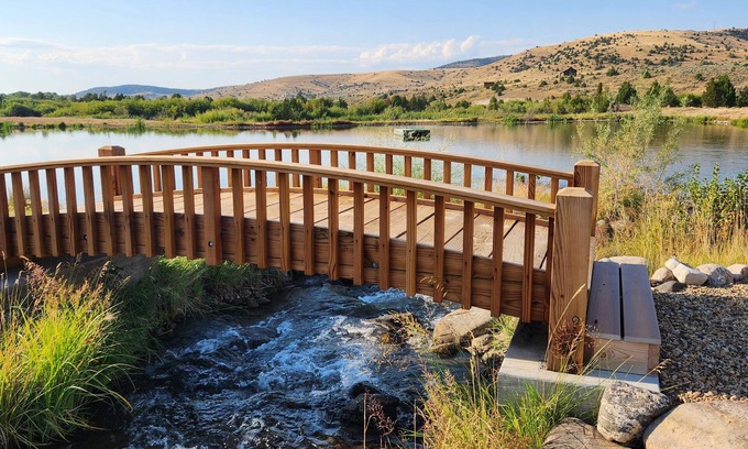 Alder Cabina | Hangman’s Guest Ranch - Meadowlark Cabin. Entire cabin by historic Virginia City