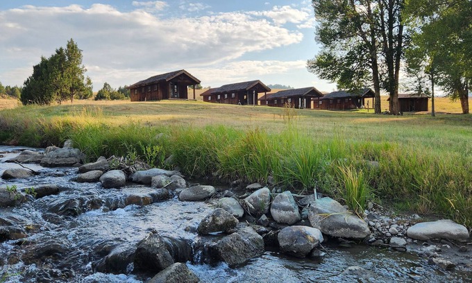 Alder Cabina | Hangman’s Guest Ranch - Osprey Cabin. Entire cabin by historic Virginia City