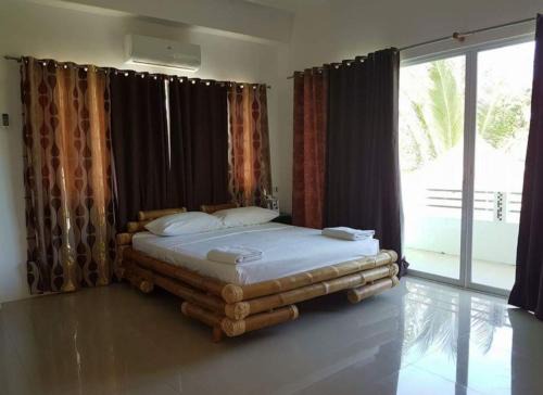 Malay Cama Y Desayuno | Hangout Beach Resort