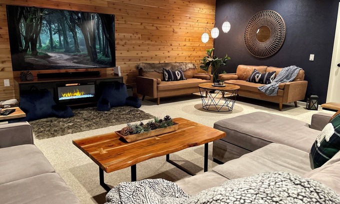 Lower Kingsbury Casa | Hangout Den, Hot Tub for 8, Firepit, Trails, Beach 1 mile, Sleeps 10