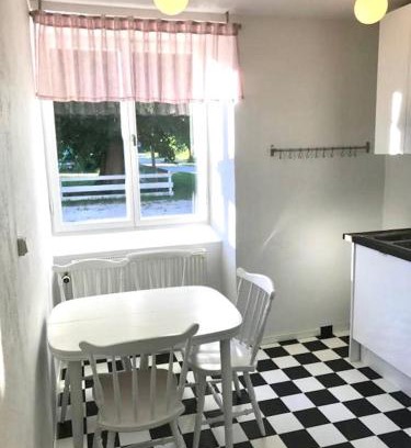 Larbro Apartamento | Hangvar Skola, Biblioteket