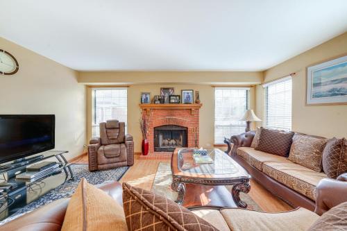 Bloomingdale Casa | Hanover Park Townhome with Grill 36 Mi to Chicago!