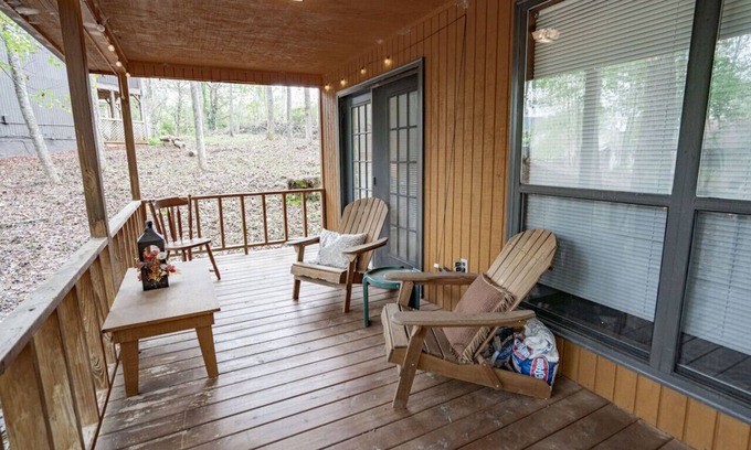 Blairsville Cabina | "Hansel": Spacious Cabin w/ Views, Greenery, Deck!