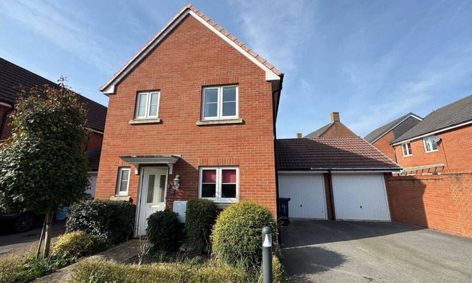 Swindon Casa | Hanwell House SN25 Long Stays Sleep 5 Free Parking