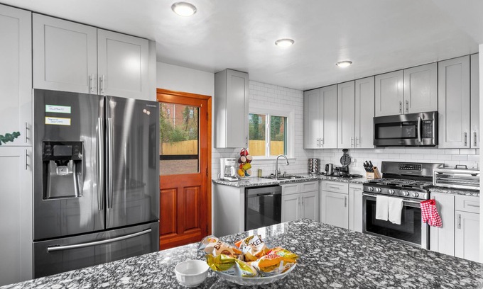 Hapeville Casa | Second Home - 3 BDR 2 BA minutes to airport and downtown