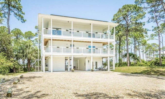 East End Apartamento | Happiness Bay: Saint George Island Waterfront Luxury