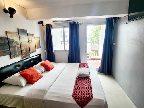 Phra Athit Casa | Happio Near Chabad House