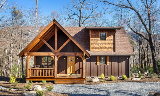 Lake Lure Cabaña | Happy Bear: Lake Lure Cottage Hot Tub & Fire Pit