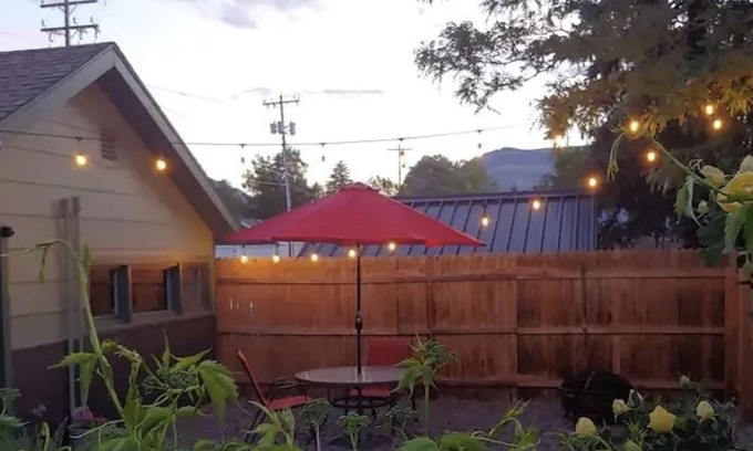Cody Casa | Happy Bison Bungalow - located in Downtown Cody!