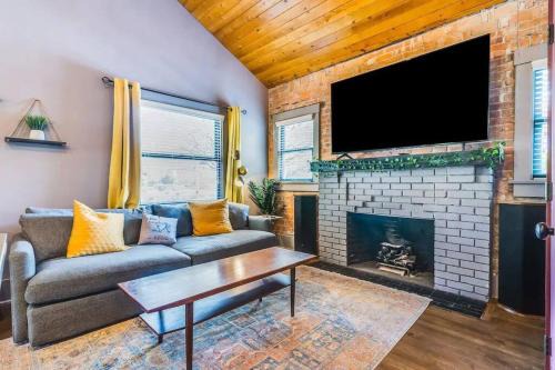 West University Casa | Happy Cactus Walkable 2BR by UofA and Parking