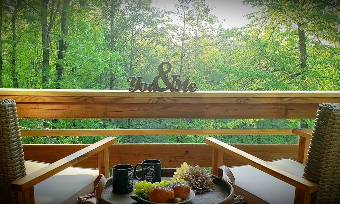 Gatlinburg - Pigeon Forge Cabaña | Happy Camper (1-Bedroom Cottage) by RedAwning