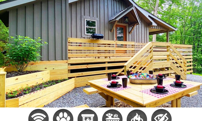 Gatlinburg - Pigeon Forge Cabaña | Happy Camper: Pet Friendly, Free Attraction Tickets, Hot Tub & Secluded