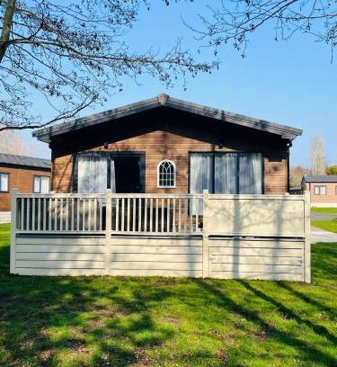 Allerthorpe Casa | Happy Days Lodge with Hot Tub