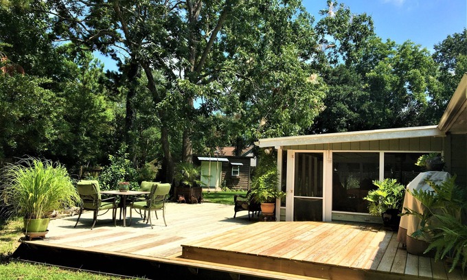 Mount Pleasant Casa | Happy Haven en una ubicación ideal de Mt P con un patio trasero muy privado muy vallado