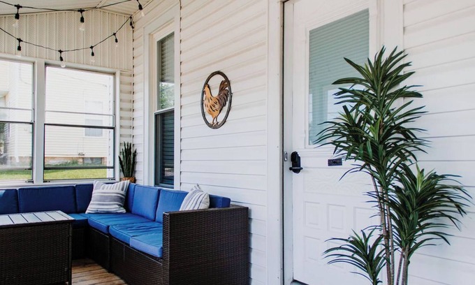 Wilmington Casa | Happy Hen House 2-Bedroom House w/ Amazing Front Porch and Backyard Chickens