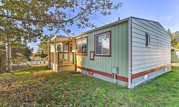 McKinleyville Casa | 'Happy Hippie Chicks' Retreat w/ Farm Animals