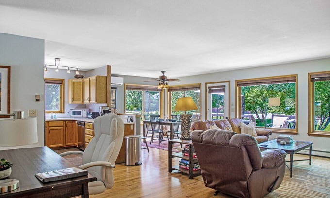 Carbondale Apartamento | Happy Home - Sunny and Clean House near Downtown