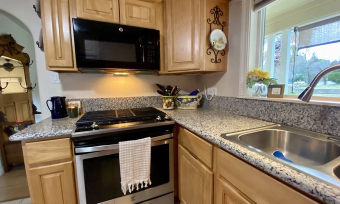 Redding Casa | 🏡🌼Happy HOUSE, Happy LIFE!SWEET 2bd. 6Blocks2allHospitals 3 MO. Minimum stay.