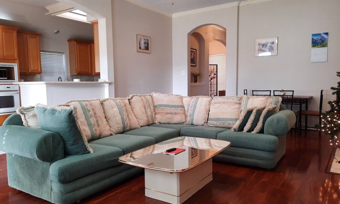 Pearland Casa | Happy man's 6-bedroom comfortable home