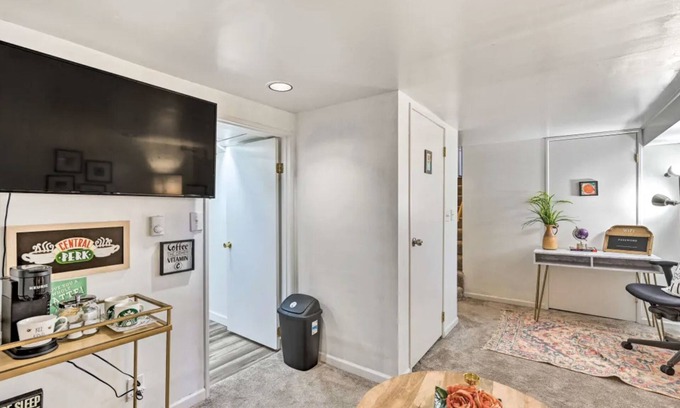 Loyal Heights Condominio | Happy Place Condo in Ballard, 1 mi Golden Gardens - 2 bdrm, kitchen & living rm