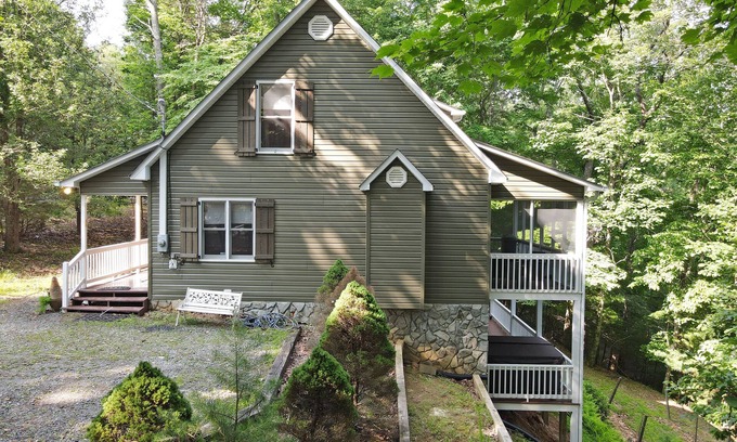 Walnut Mountain Cabaña | Happy Place in Walnut Mountain Resort with pool & hiking trails