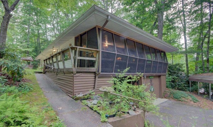 Hendersonville Casa | Happy Shack Mountain Bike Nirvana bordering DuPont State Park, dogs OK, bike workshop, Biltmore Pass