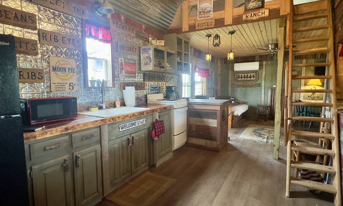 Voca Cabina | Happy Trails | Fun & Unique Cabin Close to Castell