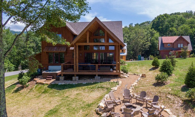 Elk Park Cabina | Happy Trails - Pet friendly Eagles Nest with view, hot tub, fire pit
