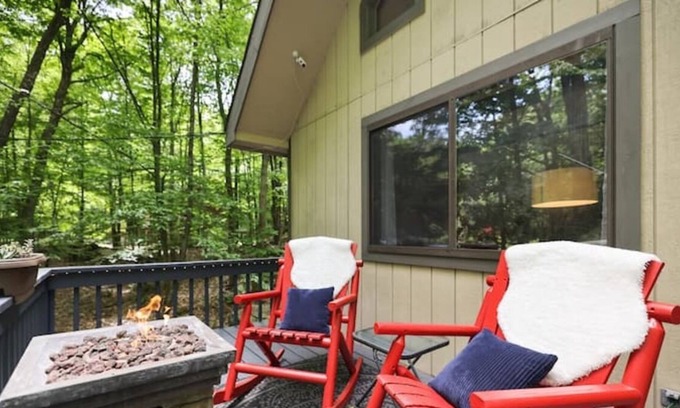 Lake Ariel Cabina | Happy Trees Cabin -8 FREE pool passes- firepit-games Lake Ariel- Hideout