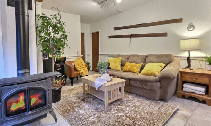 Killington Casa | HappyCub- AC, Hot Tub, Fire Pit, Game Room!