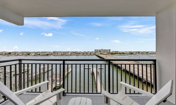Wrightsville Beach Condominio | Harbor Inn 405 - Fantastic sound front condo with ocean views!