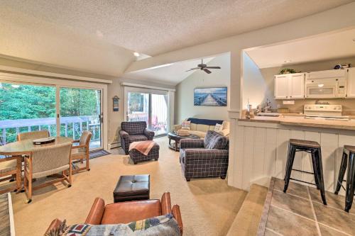 Harbor Springs Apartamento | Harbor Springs Condo with Fireplace Near Skiing!