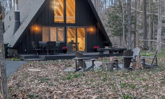 Harbor Springs Chalet De Esquí | Harbor Springs Escape, renovated chalet that sleeps 6, near Nubs & Boyne.