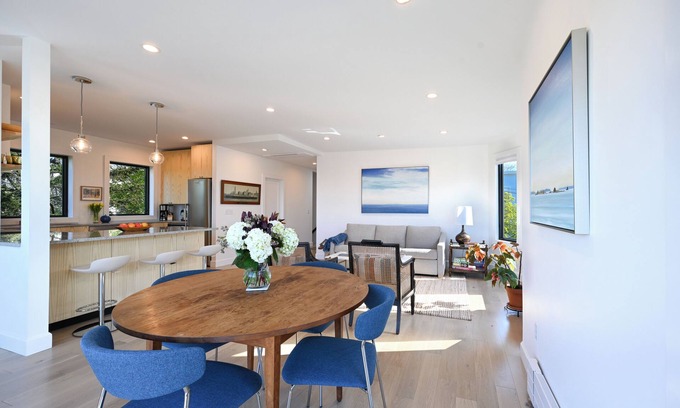 East End Apartamento | Harborview - Curated East End Escape w/Parking