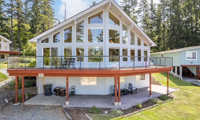 Langley Casa | Harborview Getaway by AvantStay | Walk to Beach