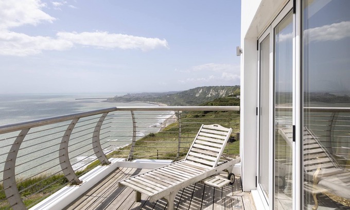 Folkestone Casa | Harbour Heights by Bloom Stays - a holiday let that sleeps 6 guests in 3 bedrooms