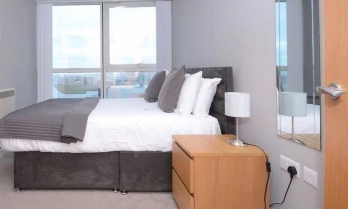 Cathedral Quarter Apartamento | Floor-ceiling windows, Harbour/Sea Views, Sleeps 5