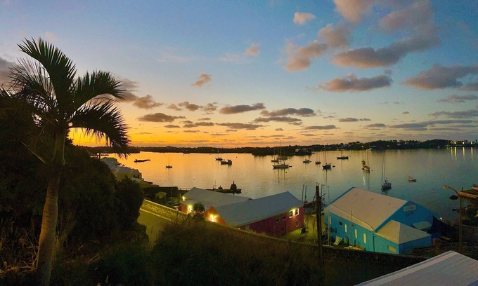 St. George's Apartamento | Stunning Harbour-View 2BR/2BA Apartment – Steps from St. George’s Town