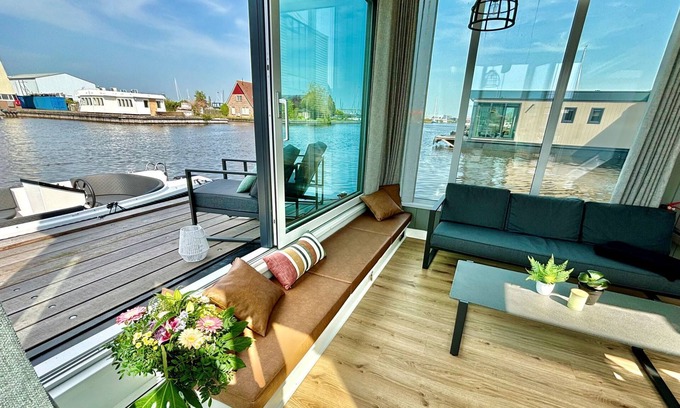 Woudsend Casa | Harboursuite Woudsend incl. motorboot by Interhome