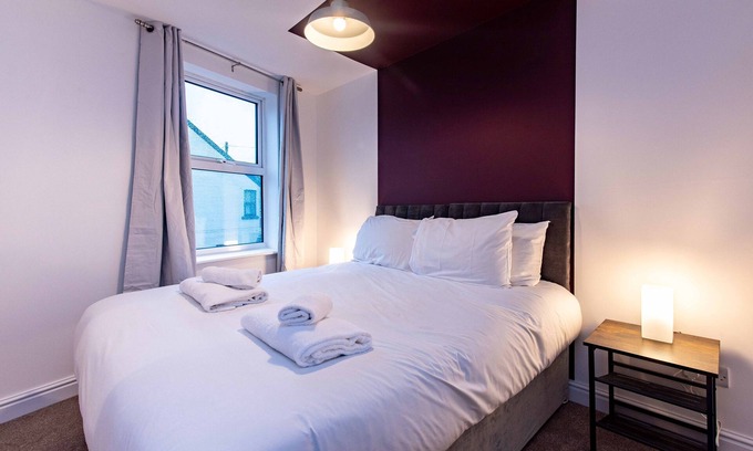 Newark Apartamento | Harcourt 1D: 2BR Flat with Parking in Newark